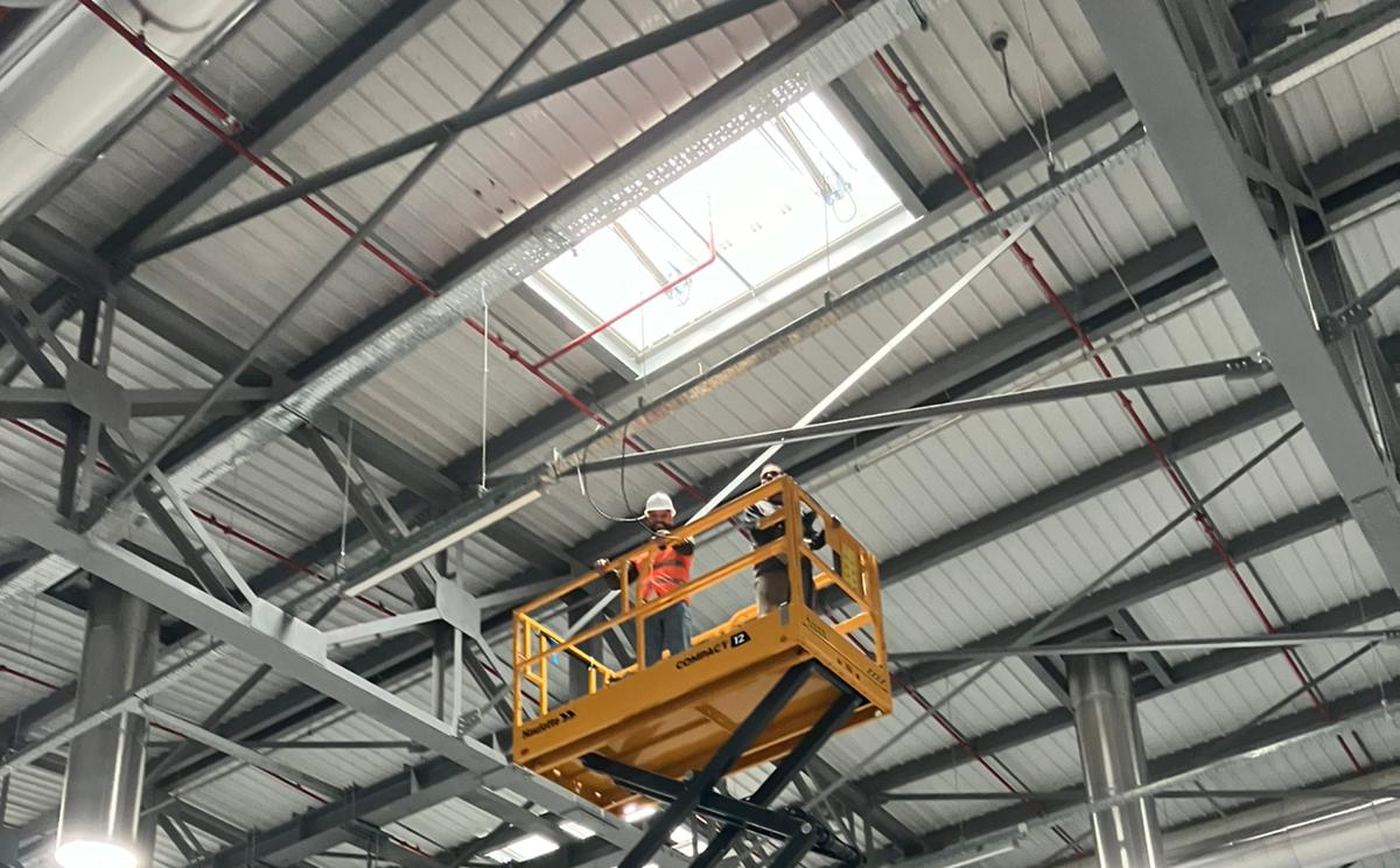 Visite en nacelle sous la toiture d’un bâtiment industriel